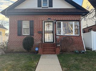 118 E Dean St, Freeport, NY 11520