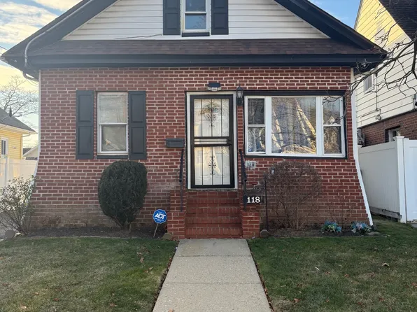 118 E Dean St, Freeport, NY 11520