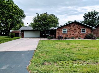 28 Rosewood Dr, Maryville, IL