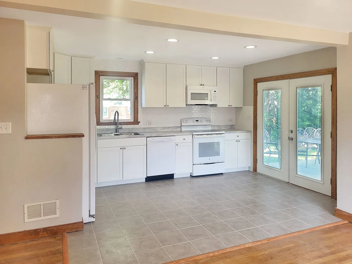 5 bedroom in Fifeville — Photo 2