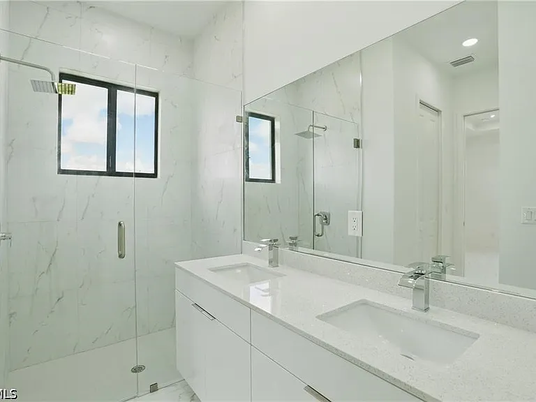472 Rajah St — Photo 15
