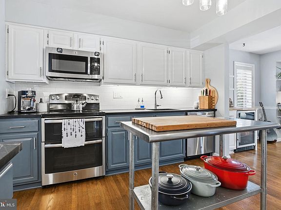3rd image of 21 City Gate Ln