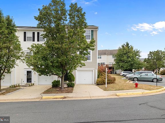 3rd image of 581 Kalmia Sq NE
