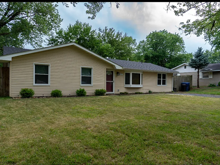 19117 Jacquie Ave — Photo 1