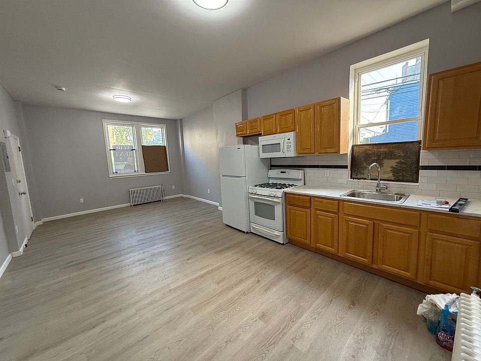 1st image of 423 Baldwin Ave Floor 1