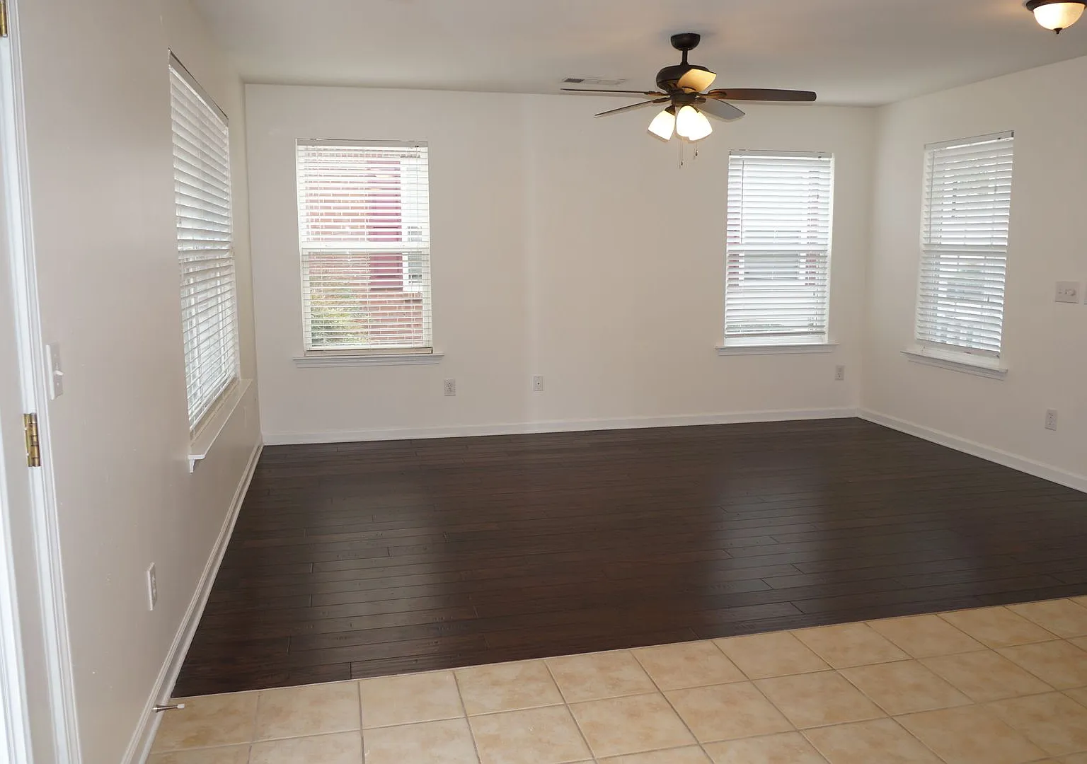 Rare 2 bed 2.5 bath home located in Riverpark — Photo 3
