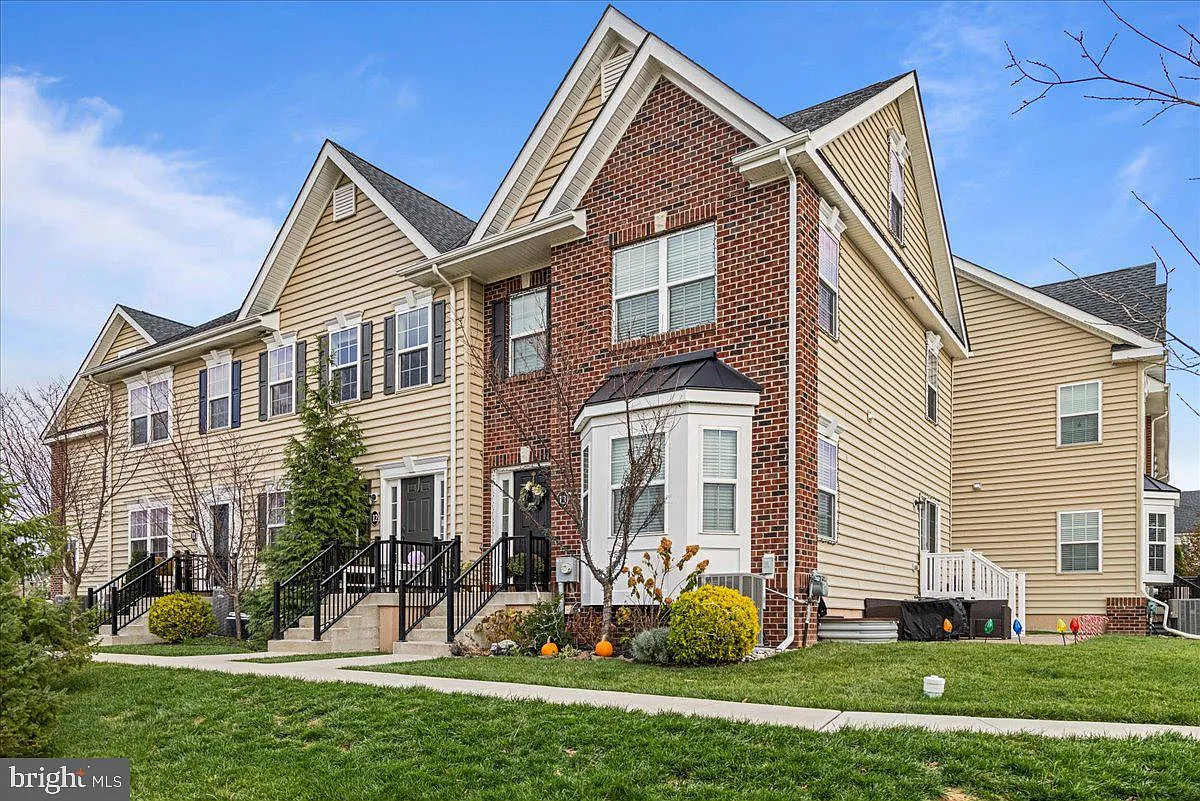 3 bed, 2.5 bath, 2012 sqft, $3,100 — Photo 1