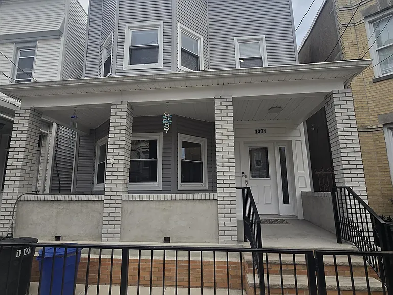 1301 27th St #2 — Photo 1