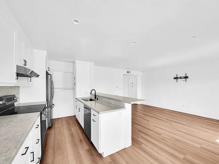 1024 W Balboa Blvd #C — Photo 2
