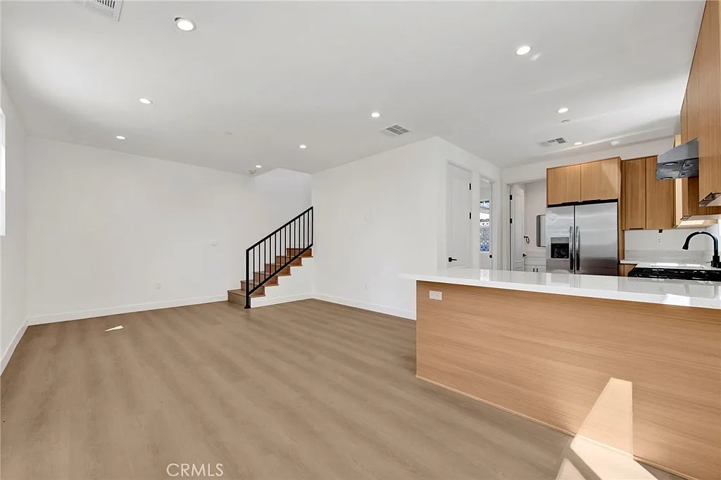 3 bed, 1225 sqft, $3,525 — Photo 3