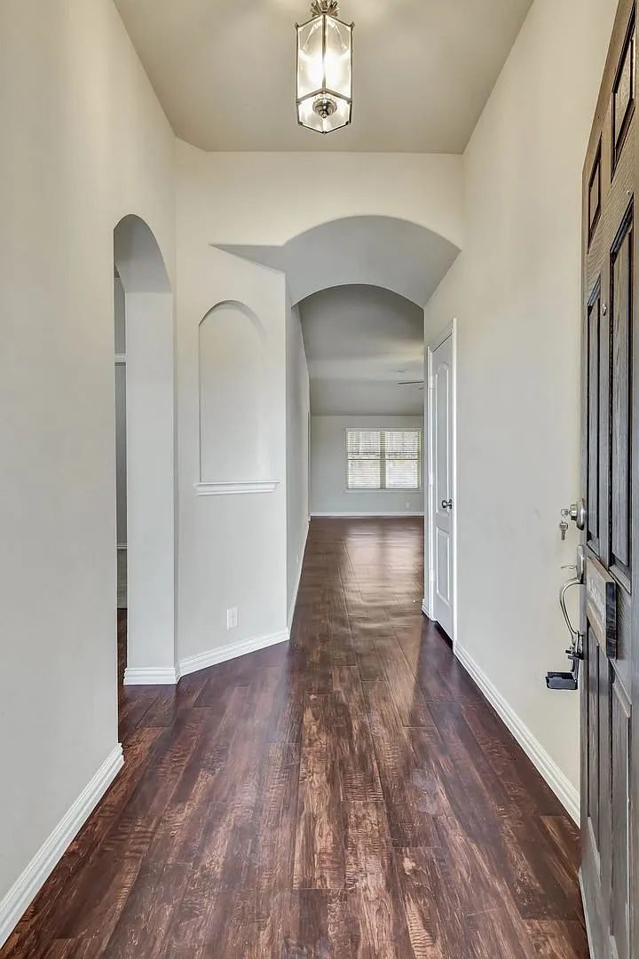 Beautiful home with open floor plan — Photo 4