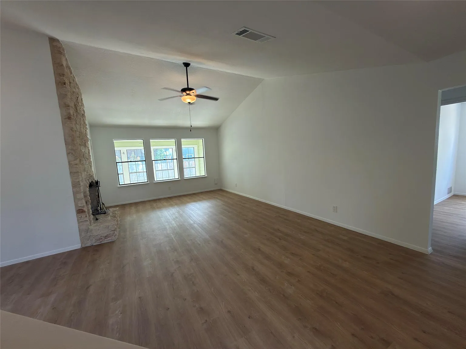 3 bed, 2.0 bath, 1353 sqft, $2,000 — Photo 3