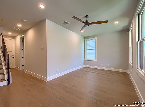 5th image of 305 E Courtland Pl