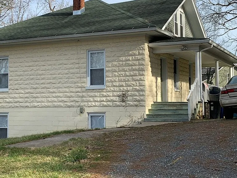 215 N Lewis St — Photo 2