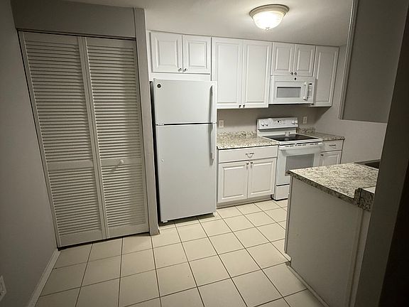 5th image of 14 Malibu Way Floor 1