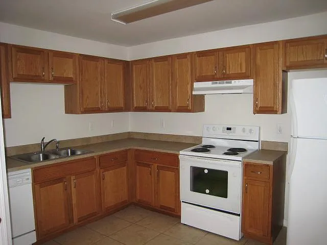 2 + DEN / 2 bath / 1-car garage - tile throughout — Photo 2