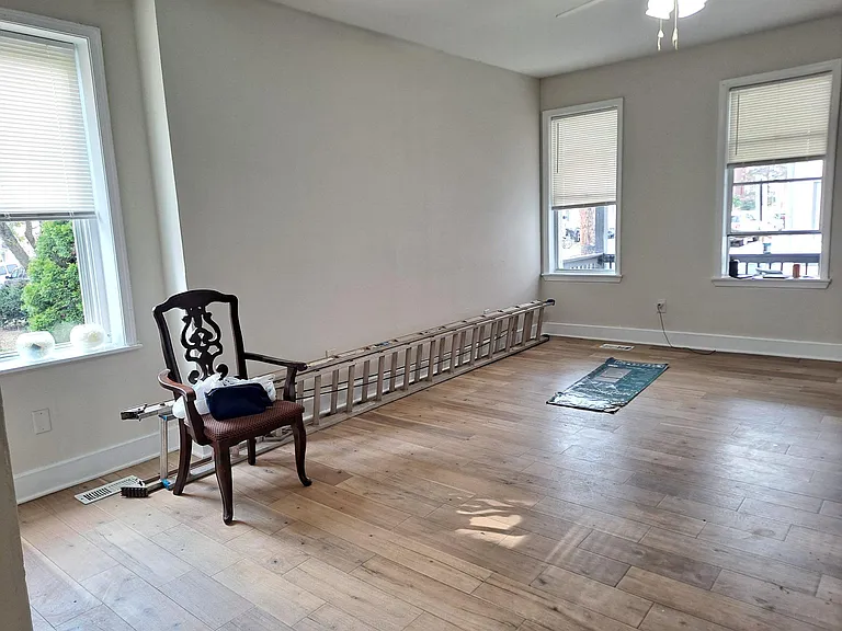 1100 Green St — Photo 3