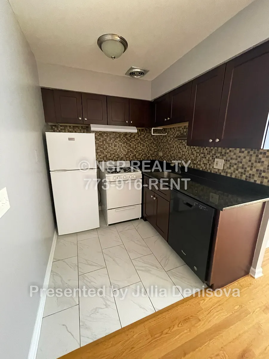 Building Photo - 5820-3 N Sheridan Rd #408