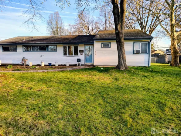 1 Cambridge Rd, Kendall Park, NJ 08824