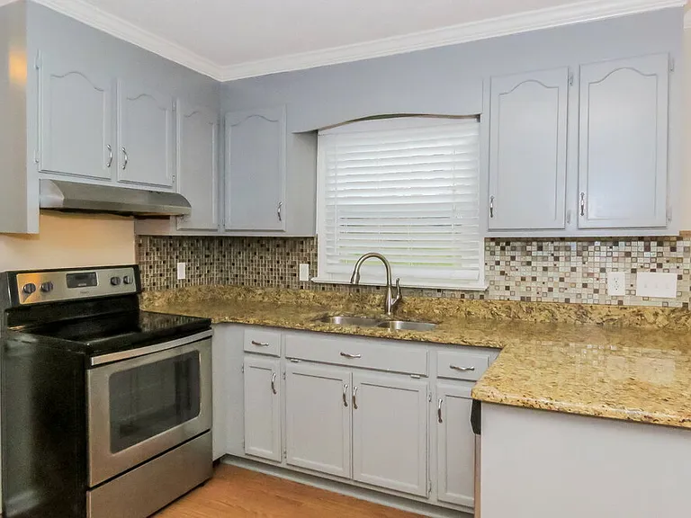 2416 Haybrook Ln — Photo 9