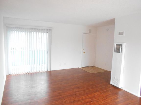 213 ENTRY / LIVING