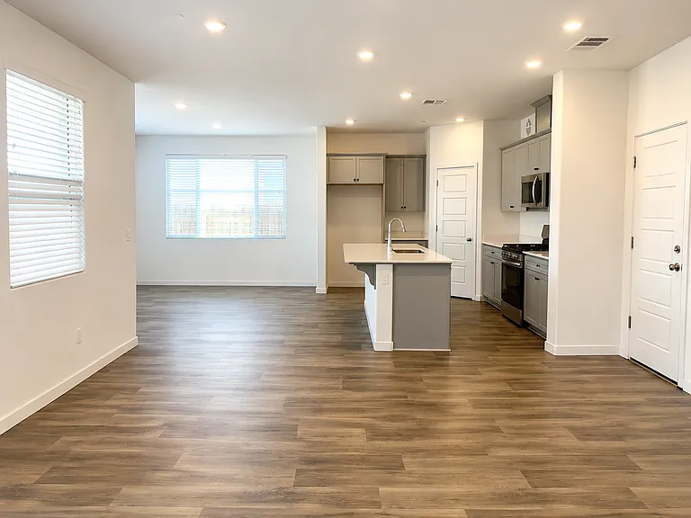 2806 N Applegate Ave — Photo 4