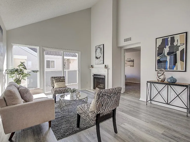 628 Daisy Ave #401 — Photo 4