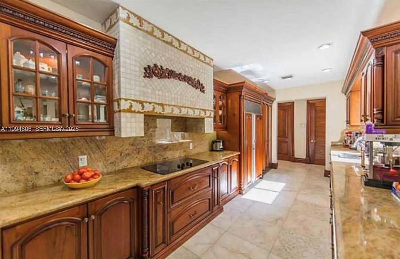 5 bed, 6122 sqft, $38,000 — Photo 4