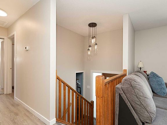 4th image of 37 Iroquois Cres W