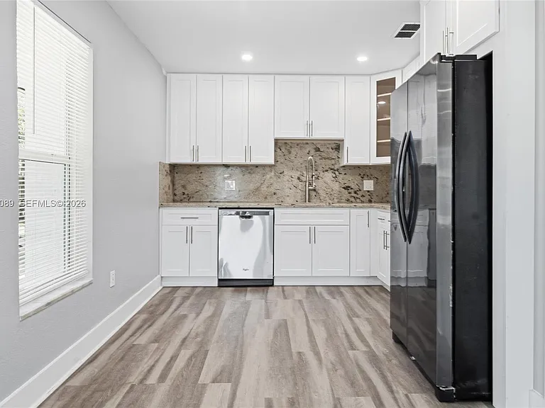 610 SW 2nd Ave #1 — Photo 10