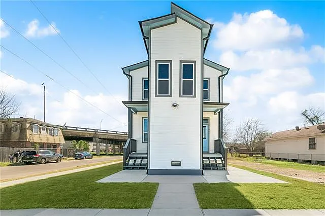 3 bed, 2.0 bath, 1844 sqft, $2,400 — Photo 1