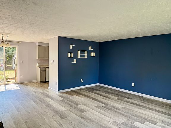 3rd image of 1381 Firethorne Dr