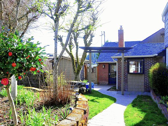 3rd image of 10214 Melody Ln SW