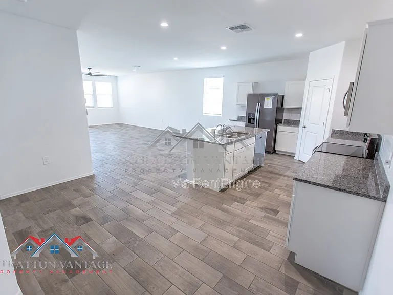 1330 W Hess Ave — Photo 14