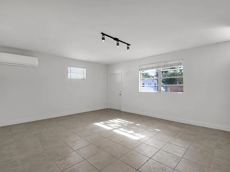 1116 S 17th Ave — Photo 9