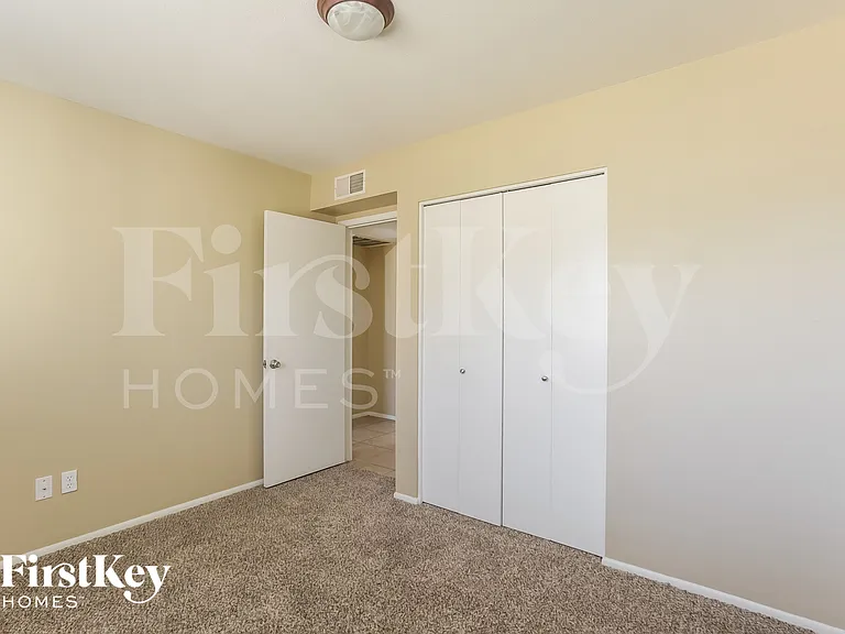1633 W Charleston Ave — Photo 15
