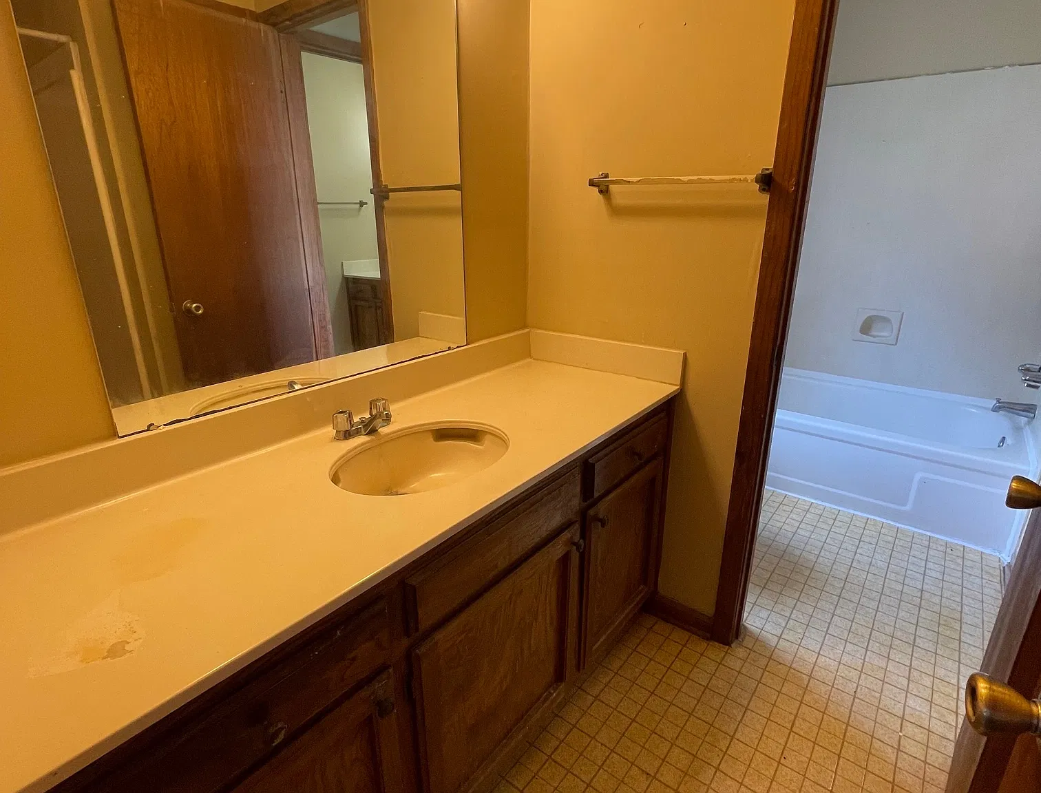 2 bed, 1.5 bath, 1100 sqft, $1,000 — Photo 1