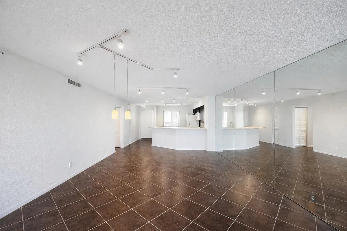 Building Photo - 2205 S Cypress Bend Dr #908