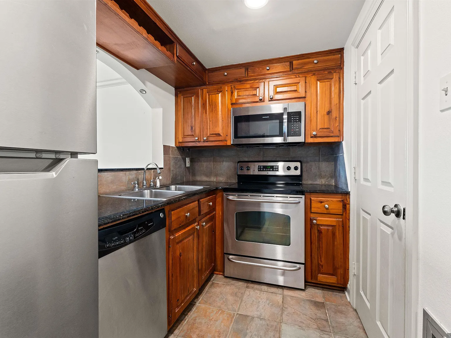 1 bed, 671 sqft, $1,225 — Photo 3