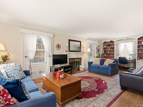 5th image of 164 W Neck Road