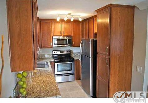 5th image of 855 E Lexington Ave E #3