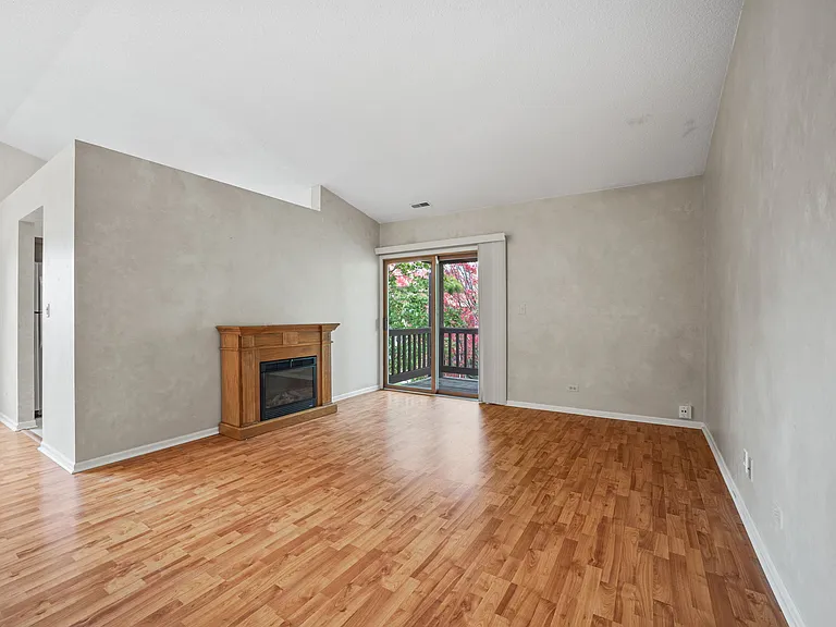 216 Stoneybrook Ln #2C — Photo 3