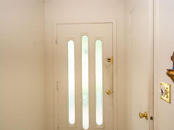 5th image of 33 Bunker Hill Dr