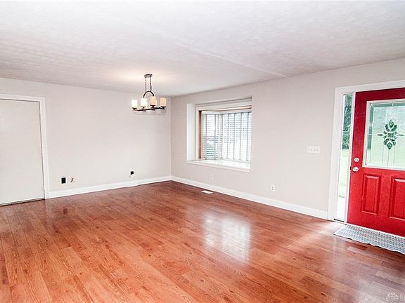 5th image of 220 Hibberd Dr