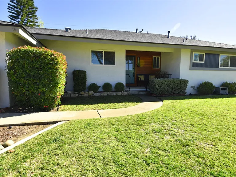 2824 Woodbine Ave — Photo 2