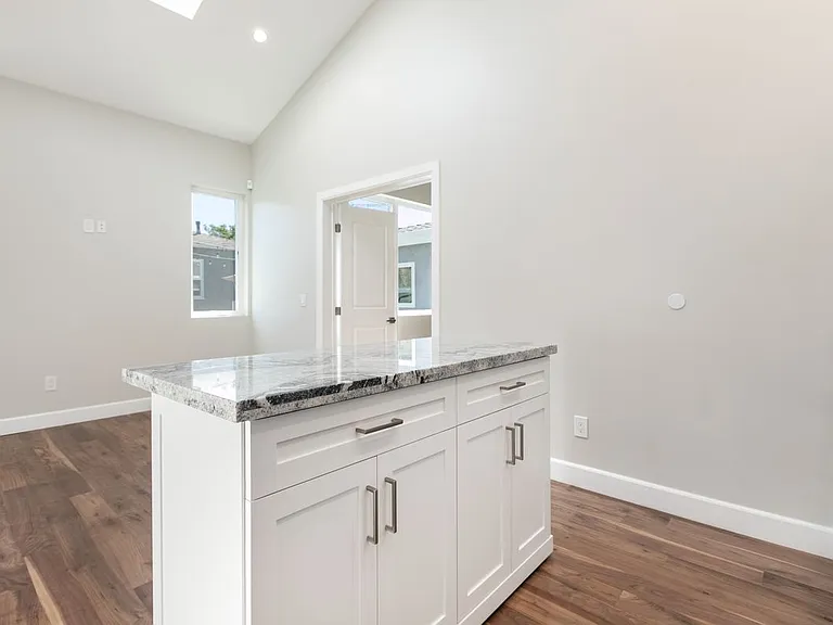 7849-7851 Airlane Ave — Photo 6
