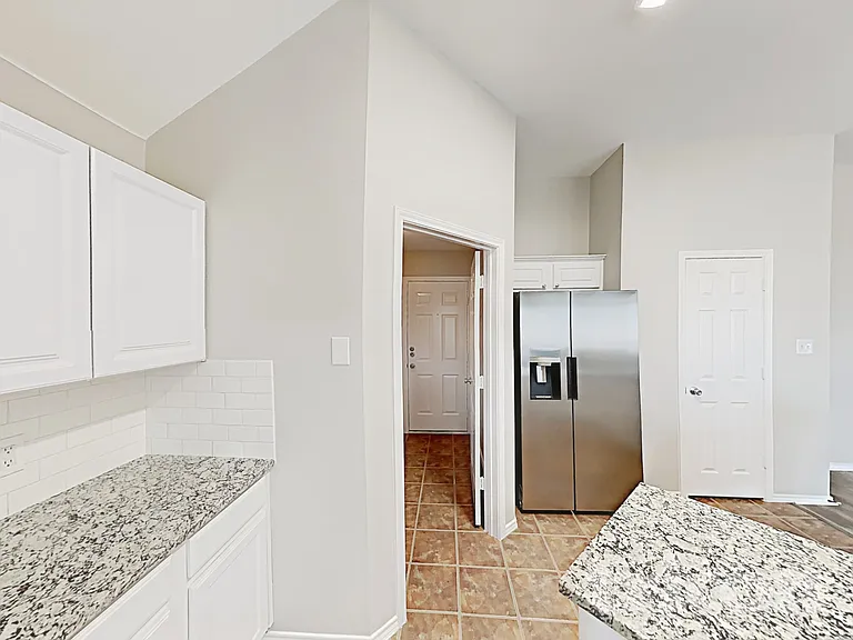 1013 Kingsley Dr — Photo 7
