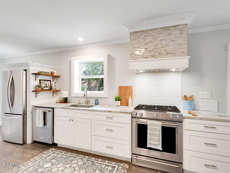 213 Lynn Dr — Photo 3