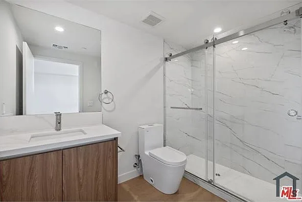 1717 N Winona Blvd #204 — Photo 6