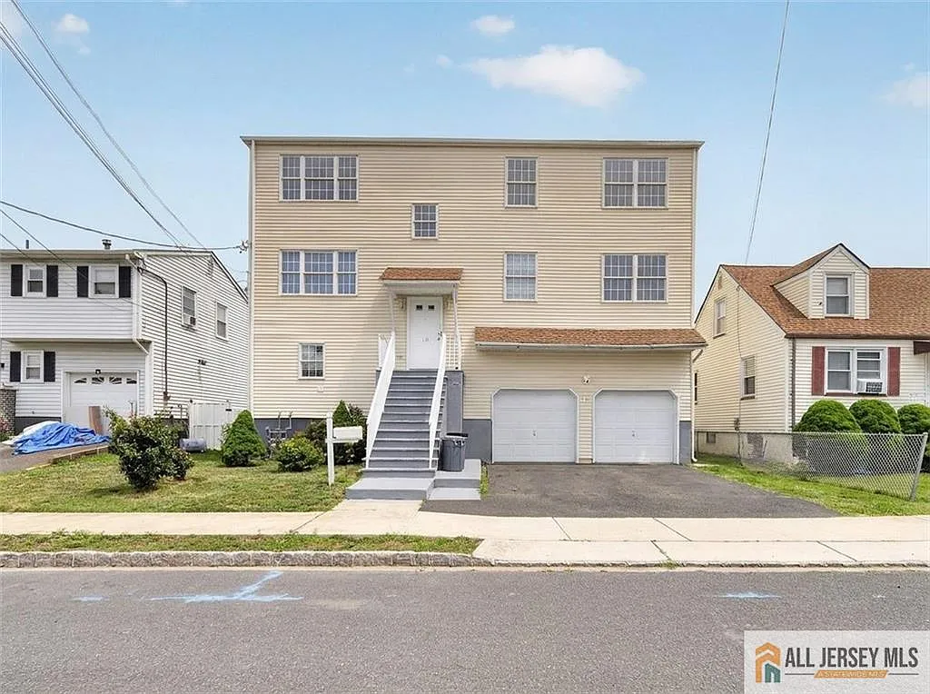 3 bed, 2.0 bath, 2352 sqft, $3,000 — Photo 1